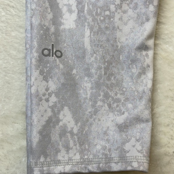 Alo Yoga Snakeskin Print 7/8 Legging Gray Size Small - Picture 4 of 9